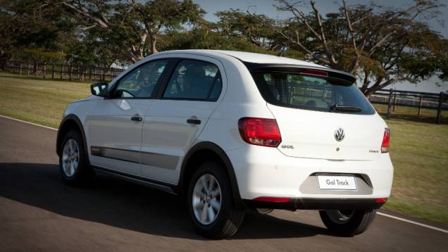 Alguns dos difenciais visuais: adesivo e soleira na lateral, aerofólio em preto e área da placa adesivada. <a href="%20https://preprod.quatrorodas.abril.com.br/carros/lancamentos//volkswagen-apresenta-novo-gol-track-741545.shtml" rel="migration">Leia mais</a> Alguns dos difenciais visuais: adesivo e soleira na lateral, aerofólio em preto e área da placa adesivada. <a href="%20https://preprod.quatrorodas.abril.com.br/carros/lancamentos//volkswagen-apresenta-novo-gol-track-741545.shtml" rel="migration">Leia mais</a>