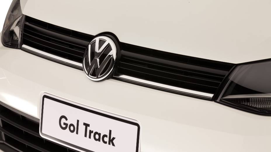 Filete cromado diferencia a grade frontal da versão. <a href="https://preprod.quatrorodas.abril.com.br/carros/lancamentos//volkswagen-apresenta-novo-gol-track-741545.shtml" rel="migration">Leia mais</a>