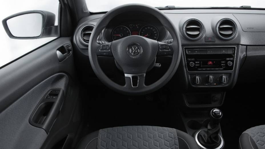 Interior traz alguns diferenciais, como os detalhes dos bancos. <a href="https://preprod.quatrorodas.abril.com.br/carros/lancamentos//volkswagen-apresenta-novo-gol-track-741545.shtml" rel="migration">Leia mais</a>