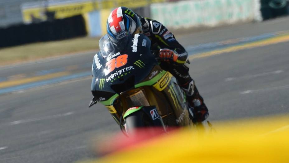 Bradley Smith (Monster Yamaha Tech 3) ficou com o nono tempo | <a href="https://preprod.quatrorodas.abril.com.br/moto/noticias/motogp-marquez-conquista-pole-le-mans-741738.shtml" rel="migration">Leia mais</a>