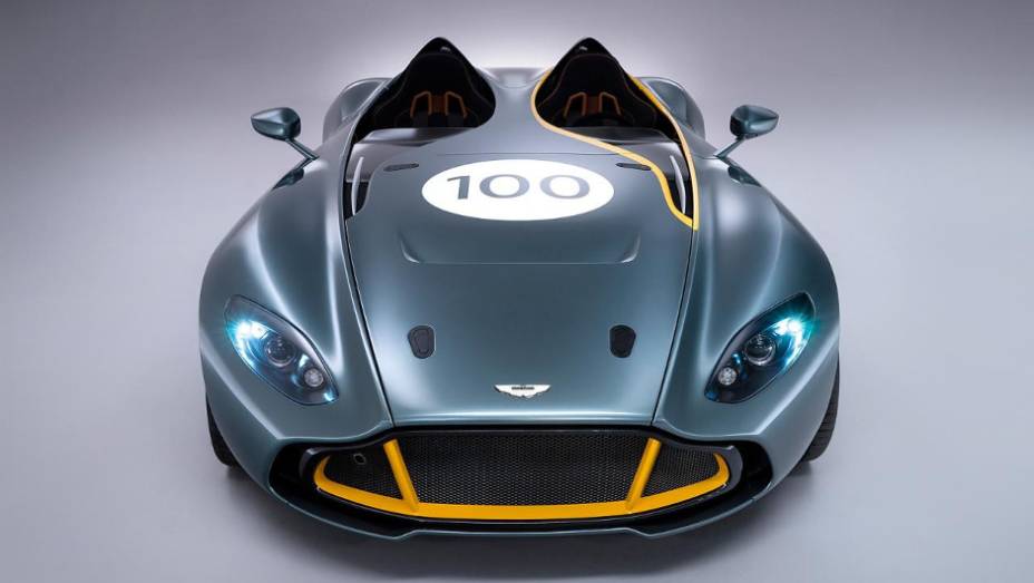 Modelo faz parte das comemorações do centenário da marca | <a href="https://preprod.quatrorodas.abril.com.br/noticias/fabricantes/aston-martin-revela-cc100-concept-741740.shtml" rel="migration">Leia mais</a>