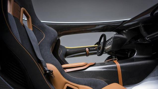 Carro tem uma configuração speedster clássica, com dois lugares, e com linhas modernas | <a href="https://preprod.quatrorodas.abril.com.br/noticias/fabricantes/aston-martin-revela-cc100-concept-741740.shtml" rel="migration">Leia mais</a> Carro tem uma configuração speedster clássica, com dois lugares, e com linhas modernas | <a href="https://preprod.quatrorodas.abril.com.br/noticias/fabricantes/aston-martin-revela-cc100-concept-741740.shtml" rel="migration">Leia mais</a>