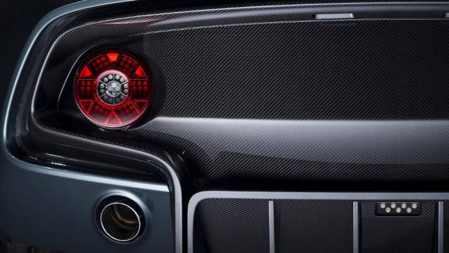 Com seu corpo todo trabalhado em fibra de carbono, veículo conta com motor V12 de 6,0 litros associado a uma caixa manual automatizada de 6 velocidades | <a href="%20https://preprod.quatrorodas.abril.com.br/noticias/fabricantes/aston-martin-revela-cc100-concept-7417" rel="migration"></a> Com seu corpo todo trabalhado em fibra de carbono, veículo conta com motor V12 de 6,0 litros associado a uma caixa manual automatizada de 6 velocidades | <a href="%20https://preprod.quatrorodas.abril.com.br/noticias/fabricantes/aston-martin-revela-cc100-concept-7417" rel="migration"></a>