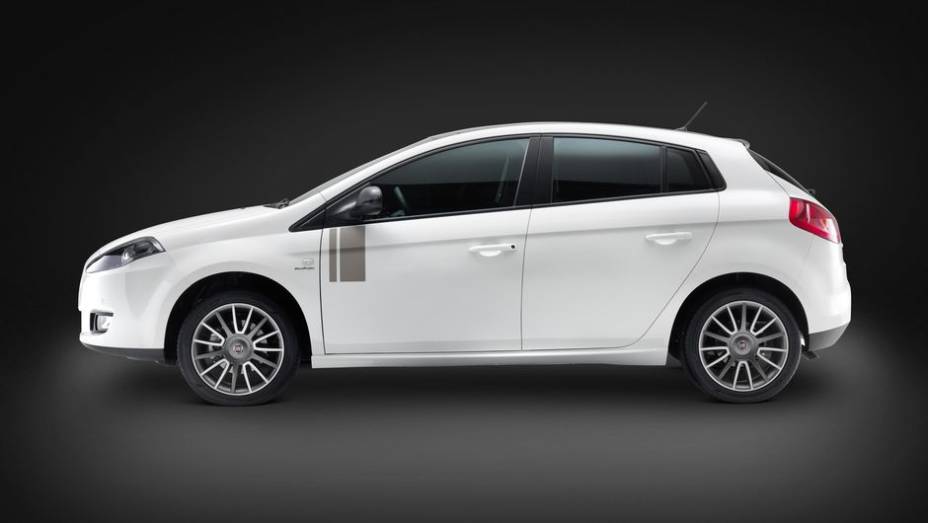 A Sporting tem novo acabamento, que inclui a logomarca da vers&atilde;o bordada nos encostos dos bancos dianteiros | <a href="%20https://preprod.quatrorodas.abril.com.br/noticias/fabricantes/fiat-apresenta-bravo-2014-742103.shtml" rel="migration">Leia mais</a>