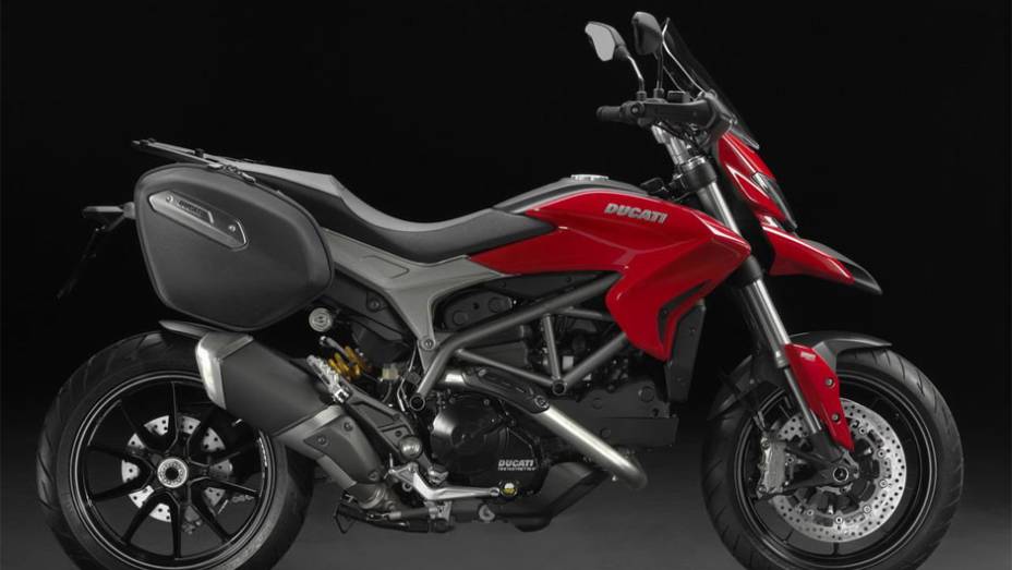 Motocicleta custará a partir de 12.790 euros na Itália | <a href="https://preprod.quatrorodas.abril.com.br/moto/noticias/ducati-revela-hyperstrada-2013-742105.shtml" rel="migration">Leia mais</a>