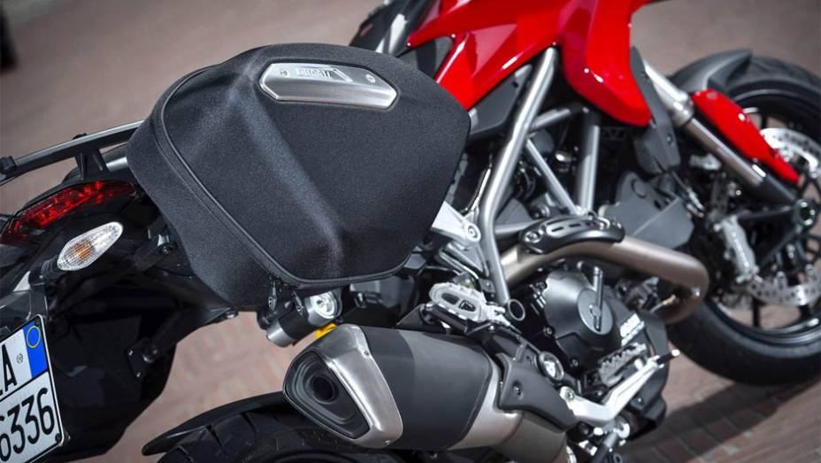 Seu motor é capaz de gerar 110 cavalos de potência a 9.250 rpm e um torque máximo de 9,1 mkgf a 7.750 rpm | <a href="https://preprod.quatrorodas.abril.com.br/moto/noticias/ducati-revela-hyperstrada-2013-742105.shtml" rel="migration">Leia mais</a>