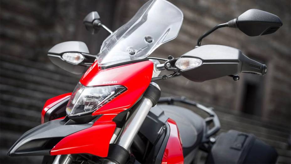 A motocicleta conta com o Pacote de Segurança Ducati com ABS de dois níveis | <a href="https://preprod.quatrorodas.abril.com.br/moto/noticias/ducati-revela-hyperstrada-2013-742105.shtml" rel="migration">Leia mais</a>