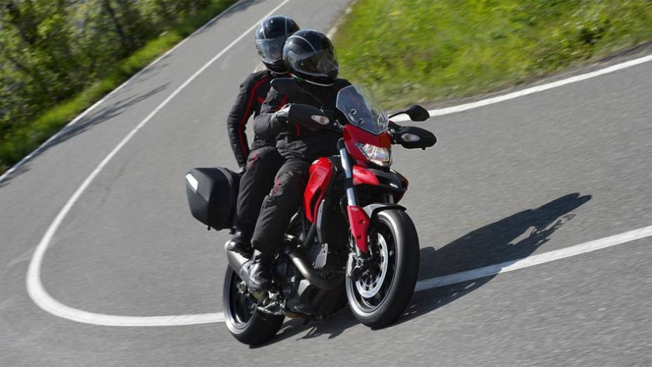 Moto conta também com controle de tração com oito níveis e ainda modos de pilotagem integrados (Riding, Touring e Urban) | <a href="https://preprod.quatrorodas.abril.com.br/moto/noticias/ducati-revela-hyperstrada-2013-742105.shtml" rel="migration">Leia mais</a>