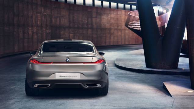 Na parte traseira, nota-se um contraste de superfícies curvadas, que se misturam ao perfil de um cupê clássico | <a href="%20https://preprod.quatrorodas.abril.com.br/noticias/fabricantes/bmw-pininfarina-lancam-gran-lusso-coupe-742303.shtml" rel="migration">Leia mais</a> Na parte traseira, nota-se um contraste de superfícies curvadas, que se misturam ao perfil de um cupê clássico | <a href="%20https://preprod.quatrorodas.abril.com.br/noticias/fabricantes/bmw-pininfarina-lancam-gran-lusso-coupe-742303.shtml" rel="migration">Leia mais</a>
