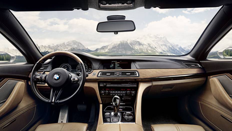 Interior conta com revestimentos de luxo | <a href="https://preprod.quatrorodas.abril.com.br/noticias/fabricantes/bmw-pininfarina-lancam-gran-lusso-coupe-742303.shtml" rel="migration">Leia mais</a>