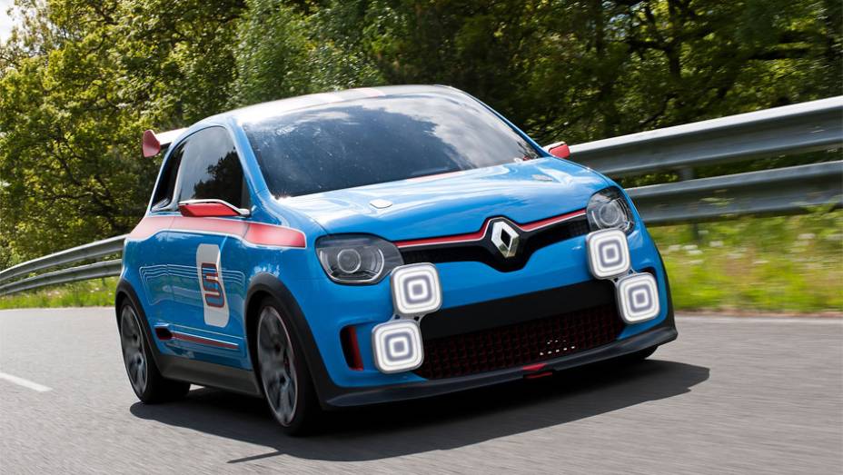 Conceito oferece uma prévia de como será a próxima geração do Renault Twingo | <a href="https://preprod.quatrorodas.abril.com.br/noticias/fabricantes/renault-twin-run-concept-revelado-monaco-742319.shtml" rel="migration">Leia mais</a>