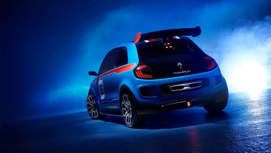 Conceito se destaca pelo dinamismo e mostra a inspira&ccedil;&atilde;o dos cl&aacute;ssicos esportivos da marca francesa | <a href="https://preprod.quatrorodas.abril.com.br/noticias/fabricantes/renault-twin-run-concept-revelado-monaco-742319.shtml" rel="migration">Leia mais</a>