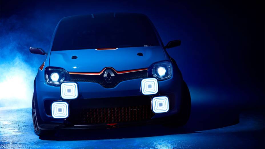 Velocidade máxima aproximada do TwinRUn concept é de 250 km/h| <a href="https://preprod.quatrorodas.abril.com.br/noticias/fabricantes/renault-twin-run-concept-revelado-monaco-742319.shtml" rel="migration">Leia mais</a>