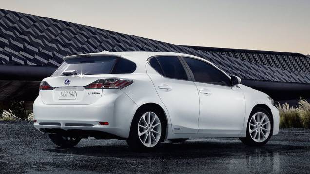 De acordo com a montadora, o modelo pode fazer 22 quilômetros/litro | <a href="https://preprod.quatrorodas.abril.com.br/noticias/fabricantes/lexus-ct-200h-chega-r-149-mil-742382.shtml" rel="migration">Leia mais</a> De acordo com a montadora, o modelo pode fazer 22 quilômetros/litro | <a href="https://preprod.quatrorodas.abril.com.br/noticias/fabricantes/lexus-ct-200h-chega-r-149-mil-742382.shtml" rel="migration">Leia mais</a>