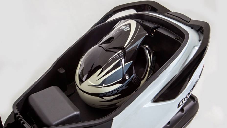 A vers&atilde;o 2013/2014 traz aplica&ccedil;&atilde;o de carenagens com padr&atilde;o estilo fibra de carbono | <a href="https://preprod.quatrorodas.abril.com.br/moto/noticias/dafra-apresenta-novo-citycom-300i-742713.shtml" rel="migration">Leia mais</a>