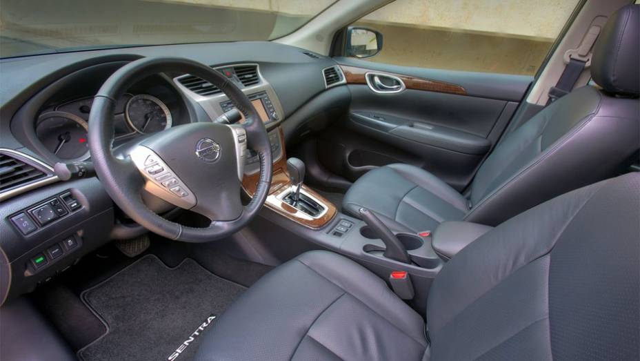 Detalhe do interior do novo Sentra | <a href="https://preprod.quatrorodas.abril.com.br/carros/lancamentos/nissan-sentra-757163.shtml" rel="migration">Leia mais</a>