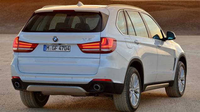 A maior alteração à receita vem na forma do X5 sDrive35i, que é a primeira versão do veículo com tração traseira | <a href="%20https://preprod.quatrorodas.abril.com.br/saloes/frankfurt/2013/bmw-x5-2014-753162.shtml" rel="migration">Leia mais</a> A maior alteração à receita vem na forma do X5 sDrive35i, que é a primeira versão do veículo com tração traseira | <a href="%20https://preprod.quatrorodas.abril.com.br/saloes/frankfurt/2013/bmw-x5-2014-753162.shtml" rel="migration">Leia mais</a>