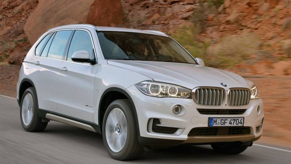 X5 sDrive35i tem motor turbocharged de seis cilindros em linha de 3.0 litros | <a href="%20https://preprod.quatrorodas.abril.com.br/saloes/frankfurt/2013/bmw-x5-2014-753162.shtml" rel="migration">Leia mais</a>