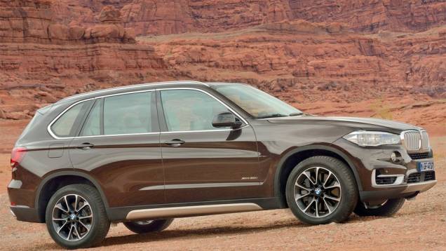 O X5 xDrive50i possui moto biturbo de 4.4 litros V8 | <a href="https://preprod.quatrorodas.abril.com.br/saloes/frankfurt/2013/bmw-x5-2014-753162.shtml" rel="migration">Leia mais</a> O X5 xDrive50i possui moto biturbo de 4.4 litros V8 | <a href="https://preprod.quatrorodas.abril.com.br/saloes/frankfurt/2013/bmw-x5-2014-753162.shtml" rel="migration">Leia mais</a>