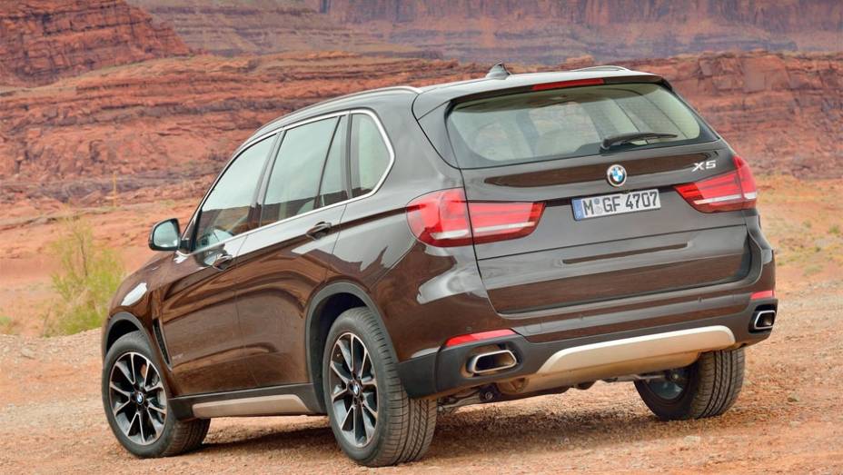 Os motoristas poderão desfrutar de um acréscimo de 45 cv em relação ao modelo anterior | <a href="%20https://preprod.quatrorodas.abril.com.br/saloes/frankfurt/2013/bmw-x5-2014-753162.shtml" rel="migration">Leia mais</a>