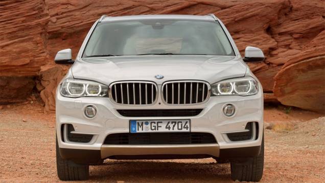Motor é capaz de gerar até 300 cavalos de potência e 41,48 mkgf de torque e está acoplado a uma transmissão automática de oito velocidades | <a href="%20https://preprod.quatrorodas.abril.com.br/saloes/frankfurt/2013/bmw-x5-2014-753162.shtml" rel="migration">Leia mais</a> Motor é capaz de gerar até 300 cavalos de potência e 41,48 mkgf de torque e está acoplado a uma transmissão automática de oito velocidades | <a href="%20https://preprod.quatrorodas.abril.com.br/saloes/frankfurt/2013/bmw-x5-2014-753162.shtml" rel="migration">Leia mais</a>