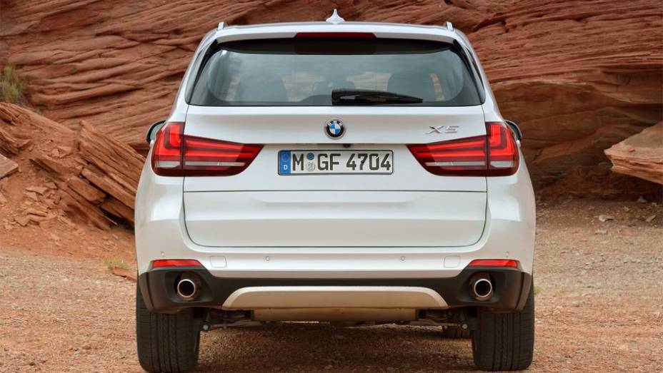 A BMW diz que essa combinação é boa o suficiente para que o novo X5 faça de 0 a 100 km/h em 6,2 segundos | <a href="%20https://preprod.quatrorodas.abril.com.br/saloes/frankfurt/2013/bmw-x5-2014-753162.shtml" rel="migration">Leia mais</a>