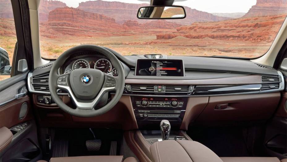 Interior do novo BMW X5 continua sofisticado | <a href="https://preprod.quatrorodas.abril.com.br/saloes/frankfurt/2013/bmw-x5-2014-753162.shtml" rel="migration">Leia mais</a>