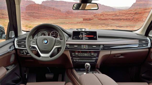 Interior do novo BMW X5 continua sofisticado | <a href="https://preprod.quatrorodas.abril.com.br/saloes/frankfurt/2013/bmw-x5-2014-753162.shtml" rel="migration">Leia mais</a> Interior do novo BMW X5 continua sofisticado | <a href="https://preprod.quatrorodas.abril.com.br/saloes/frankfurt/2013/bmw-x5-2014-753162.shtml" rel="migration">Leia mais</a>