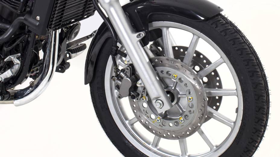 Detalhe da roda dianteira, com disco de freio duplo | <a href="https://preprod.quatrorodas.abril.com.br/moto/noticias/dafra-lanca-custom-horizon-250-brasil-743081.shtml" rel="migration">Leia mais</a>