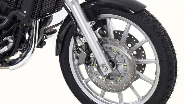 Detalhe da roda dianteira, com disco de freio duplo | <a href="https://preprod.quatrorodas.abril.com.br/moto/noticias/dafra-lanca-custom-horizon-250-brasil-743081.shtml" rel="migration">Leia mais</a> Detalhe da roda dianteira, com disco de freio duplo | <a href="https://preprod.quatrorodas.abril.com.br/moto/noticias/dafra-lanca-custom-horizon-250-brasil-743081.shtml" rel="migration">Leia mais</a>