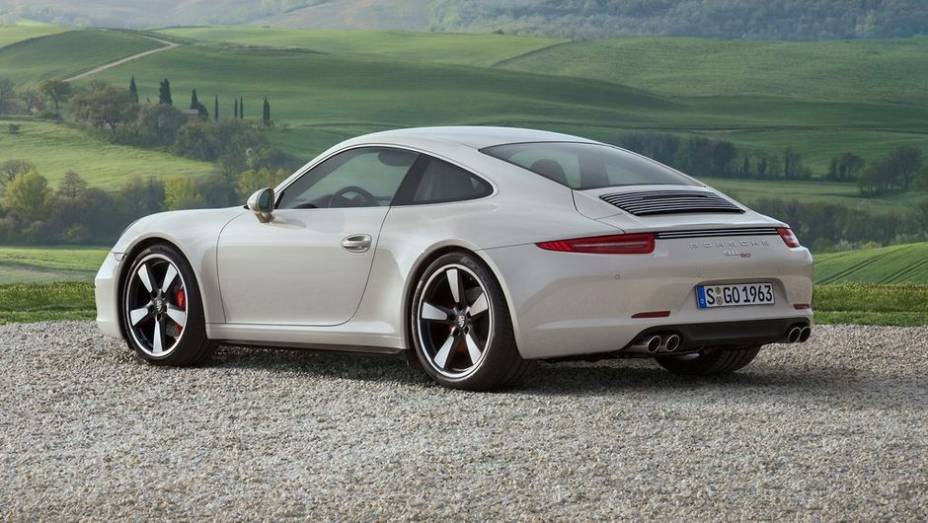O carro vem equipado com motor 3.8 de seis cilindros contrapostos, derivado do Carrera S. Com o pacote Powerkit, porém, a potência entregue aumenta de 400 cavalos para 430 cv | <a href="https://preprod.quatrorodas.abril.com.br/saloes/frankfurt/2013/porsche-911-50t" rel="migration"></a>