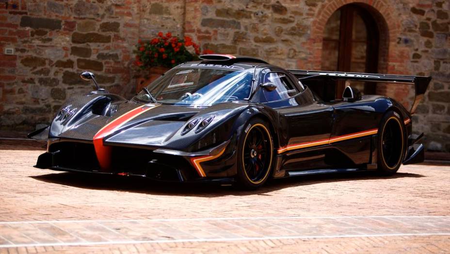 A transmissão é sequencial de seis velocidades, com tempo de troca estimado pela fabricante em 20 milisegundos | <a href="%20https://preprod.quatrorodas.abril.com.br/noticias/fabricantes/pagani-mostra-zonda-revolucion-743107.shtml" rel="migration">Leia mais</a>