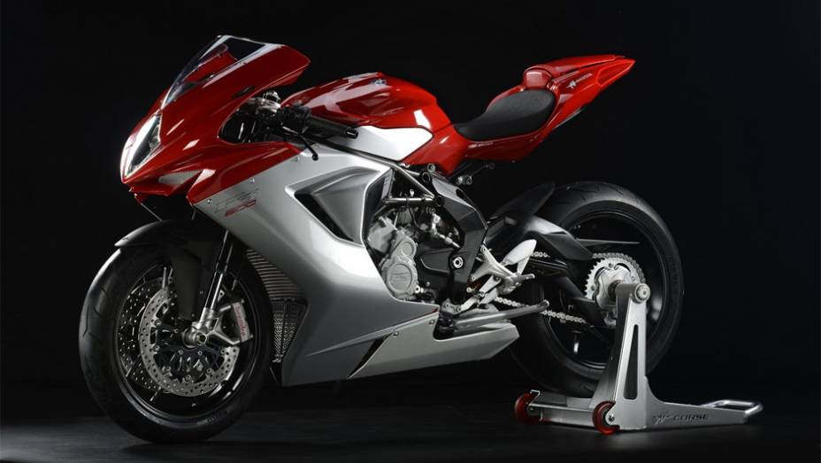 Moto vem equipada com um motor de três cilindros de 798 cc, derivado da supermotard Rivale | <a href="%20https://preprod.quatrorodas.abril.com.br/moto/noticias/mv-agusta-f3-800-chega-r-56-mil-792913.shtml" rel="migration">Leia mais</a>