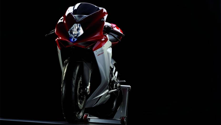 A nova MV Agusta F3 800 gera uma potência de 148 cv a 13.000 rpm e um torque máximo de 8,97 mkgf a 10.600 rpm | <a href="%20https://preprod.quatrorodas.abril.com.br/moto/noticias/mv-agusta-f3-800-chega-r-56-mil-792913.shtml" rel="migration">Leia mais</a>