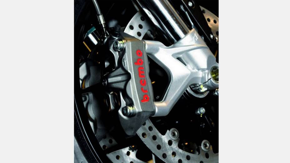 Para poder parar todo esse conjunto, a motocicleta possui freios a disco monobloco da Brembo | <a href="%20https://preprod.quatrorodas.abril.com.br/moto/noticias/mv-agusta-f3-800-chega-r-56-mil-792913.shtml" rel="migration">Leia mais</a>