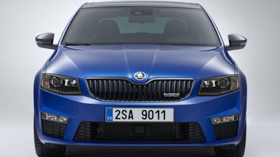 Com versões sedã e perua (Combi), o Octavia RS tem duas opções de motorização: 2.0 turbo a gasolina, que entrega 220 cavalos de potência, e 2.0 turbo a diesel, de 184 cv | <a href="https://preprod.quatrorodas.abril.com.br//saloes/frankfurt/2013/skoda-octavia-rs-75" rel="migration"></a>