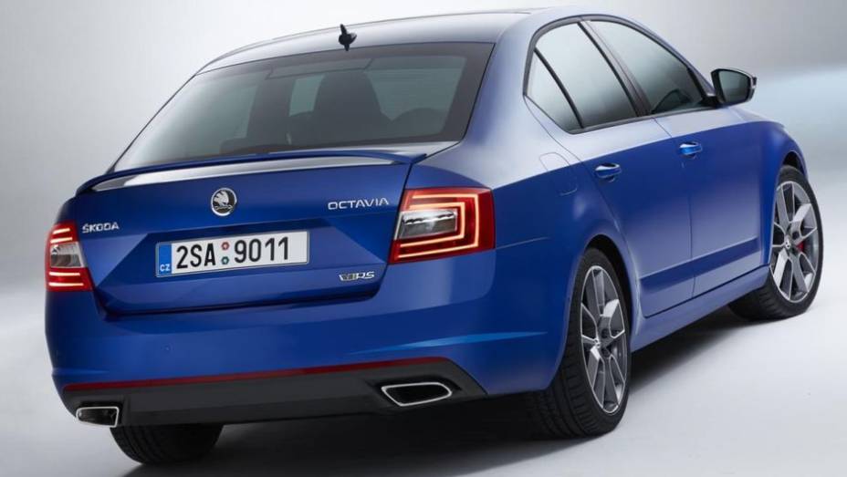 Equipado com a primeira, o carro acelera de 0 a 100 km/h em 6,8 segundos e chega &agrave; velocidade m&aacute;xima de 248 km/h; com a segunda, vai de 0 a 100 km/h em 8,1 segundos e alcan&ccedil;a os 232 km/h | <a href="https://preprod.quatrorodas.abril.com.br//saloes/frankfurt/2013/sk" rel="migration"></a>