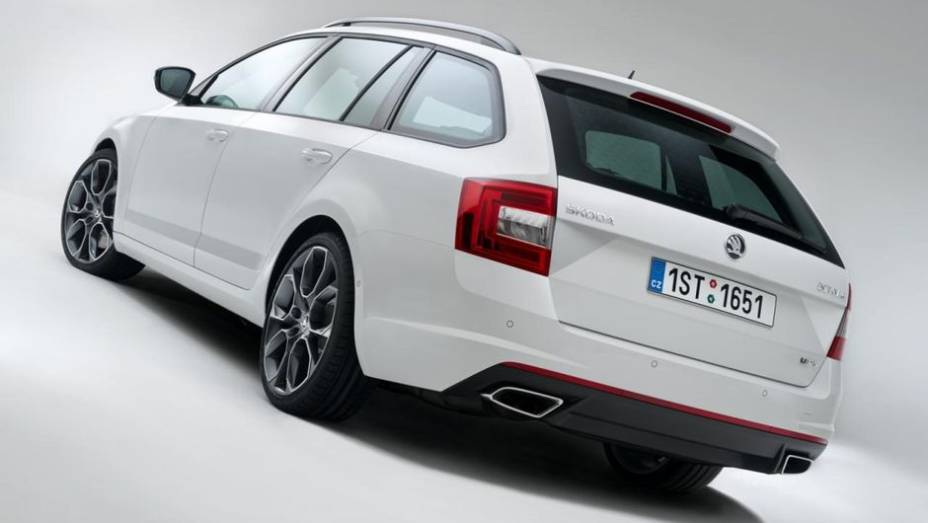 De s&eacute;rie, o modelo conta com transmiss&atilde;o manual de seis marchas, mas tamb&eacute;m est&aacute; dispon&iacute;vel, como opcional, c&acirc;mbio DSG de seis velocidades | <a href="https://preprod.quatrorodas.abril.com.br//saloes/frankfurt/2013/skoda-octavia-rs-753260.shtml" rel="migration">Leia mais</a>