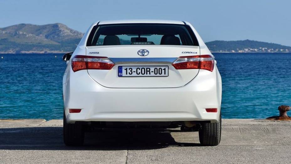 Novo Toyota Corolla - Versão Europeia | <a href="https://preprod.quatrorodas.abril.com.br/noticias/fabricantes/toyota-revela-novo-corolla-europeu-743504.shtml" rel="migration">Leia mais</a> | <a href="https://preprod.quatrorodas.abril.com.br/galerias/toyota/novo-corolla-743410.shtml" rel="migration">Vej</a>