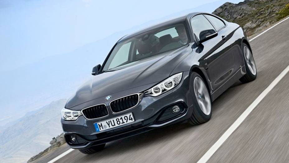 A frente tem estilo agressivo e para-choque com novas tomadas de ar | <a href="https://preprod.quatrorodas.abril.com.br/saloes/frankfurt/2013/bmw-serie-4-coupe-753156.shtml" rel="migration">Leia mais</a>