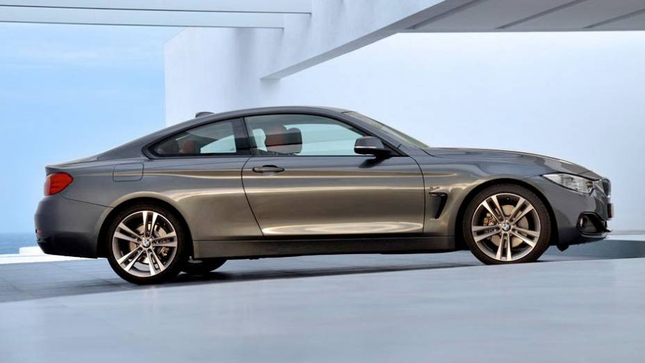 À princípio, o Série 4 será vendido nas versões 420d, 428i e 435i | <a href="https://preprod.quatrorodas.abril.com.br/saloes/frankfurt/2013/bmw-serie-4-coupe-753156.shtml" rel="migration">Leia mais</a>