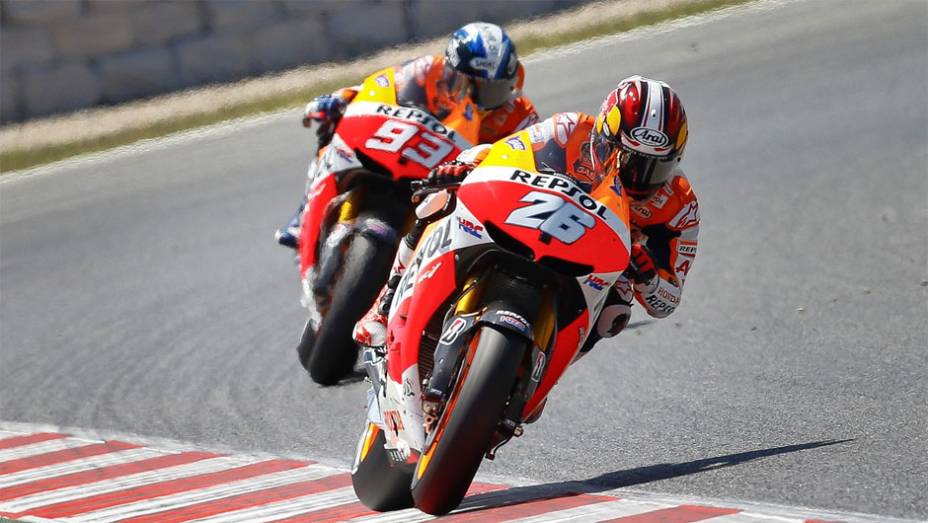 Os pilotos da equipe Repsol Honda Team, Dani Pedrosa, em segundo, e Marc Márquez, em terceiro, completaram o pódio | <a href="%20https://preprod.quatrorodas.abril.com.br/moto/noticias/motogp-lorenzo-domina-gp-catalunha-744220.shtml" rel="migration">Leia mais</a>