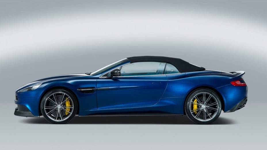 Conversível custará 300 mil dólares | <a href="https://preprod.quatrorodas.abril.com.br/noticias/fabricantes/aston-martin-lanca-vanquish-volante-conversivel-300-mil-dolares-744609.shtml" rel="migration">Leia mais</a>