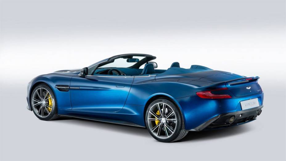 Seu motor rende 573 cavalos de potência e torque máximo de 63,2 mkgf a 5.500 rpm | <a href="https://preprod.quatrorodas.abril.com.br/noticias/fabricantes/aston-martin-lanca-vanquish-volante-conversivel-300-mil-dolares-744609.shtml" rel="migration">Leia mais</a>