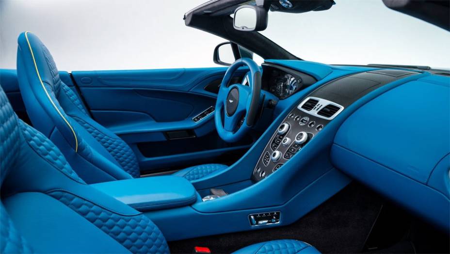 O Aston Martin Vanquish Volante também está equipado com um câmbio automático de seis velocidades | <a href="https://preprod.quatrorodas.abril.com.br/noticias/fabricantes/aston-martin-lanca-vanquish-volante-conversivel-300-mil-dolares-744609.shtml" rel="migration">Leia mais</a>