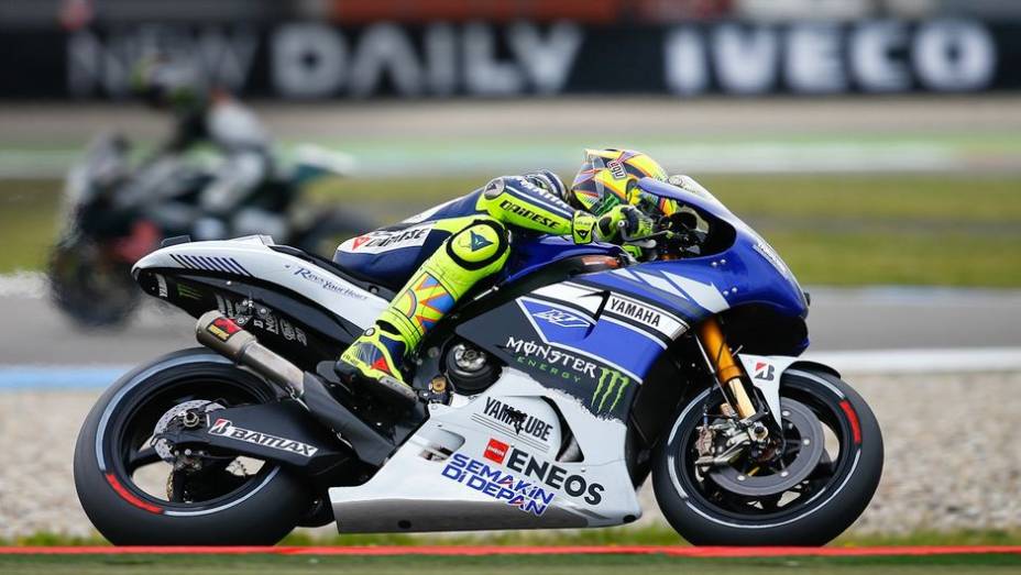 Valentino Rossi foi o vencedor da prova da MotoGP na Holanda | <a href="https://preprod.quatrorodas.abril.com.br/moto/noticias/motogp-rossi-reencontra-vitoria-assen-745441.shtml" rel="migration">Leia mais</a>