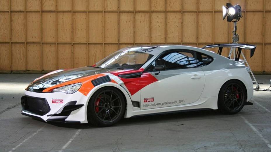 Lembrando as características do modelo: ele tem 226 kg a menos do que o GT86 convencional | <a href="https://preprod.quatrorodas.abril.com.br/noticias/fabricantes/toyota-mostra-novos-fotos-gt86-trd-griffon-project-746287.shtml" rel="migration">Leia mais</a>