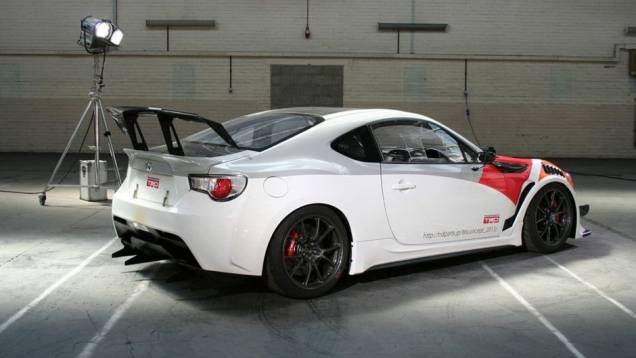 O peso total é de 1.048 kg | <a href="https://preprod.quatrorodas.abril.com.br/noticias/fabricantes/toyota-mostra-novos-fotos-gt86-trd-griffon-project-746287.shtml" rel="migration">Leia mais</a> O peso total é de 1.048 kg | <a href="https://preprod.quatrorodas.abril.com.br/noticias/fabricantes/toyota-mostra-novos-fotos-gt86-trd-griffon-project-746287.shtml" rel="migration">Leia mais</a>