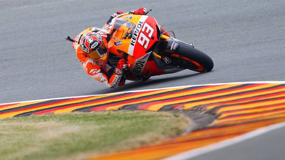 Marc Márquez (Repsol Honda Team) garantiu a pole position na Alemanha | <a href="https://preprod.quatrorodas.abril.com.br/moto/noticias/motogp-marquez-conquista-pole-alemanha-746854.shtml" rel="migration">Leia mais</a>