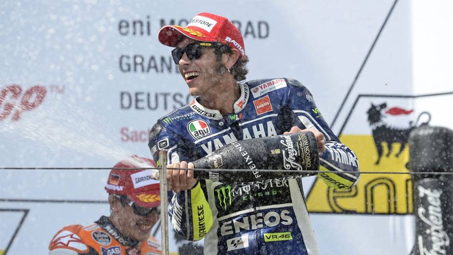 Valentino Rossi comemorou bastante segundo pódio consecutivo | <a href="https://preprod.quatrorodas.abril.com.br/moto/noticias/motogp-marquez-vence-alemanha-lider-746865.shtml" rel="migration">Leia mais</a>